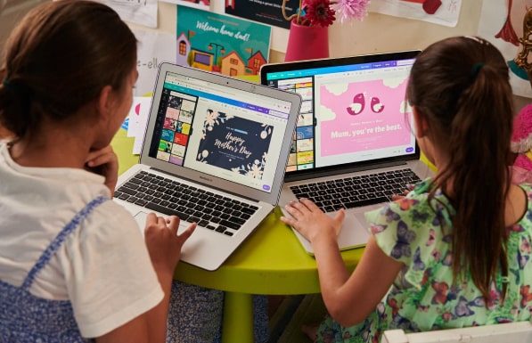 Professores estudando ferramentas digitais para aplicar em sala de aula, como o Canva.